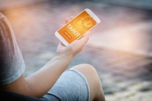 ¿Se-pueden-leer-las-cartas-de-Tarot-por-telefono